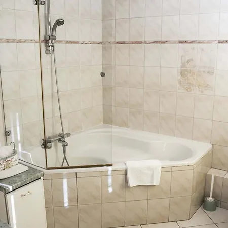 Chambre Familiale 3 Pers Avec Salle De Bain Privee, Tv Et Wifi A - Fr-1-589-738